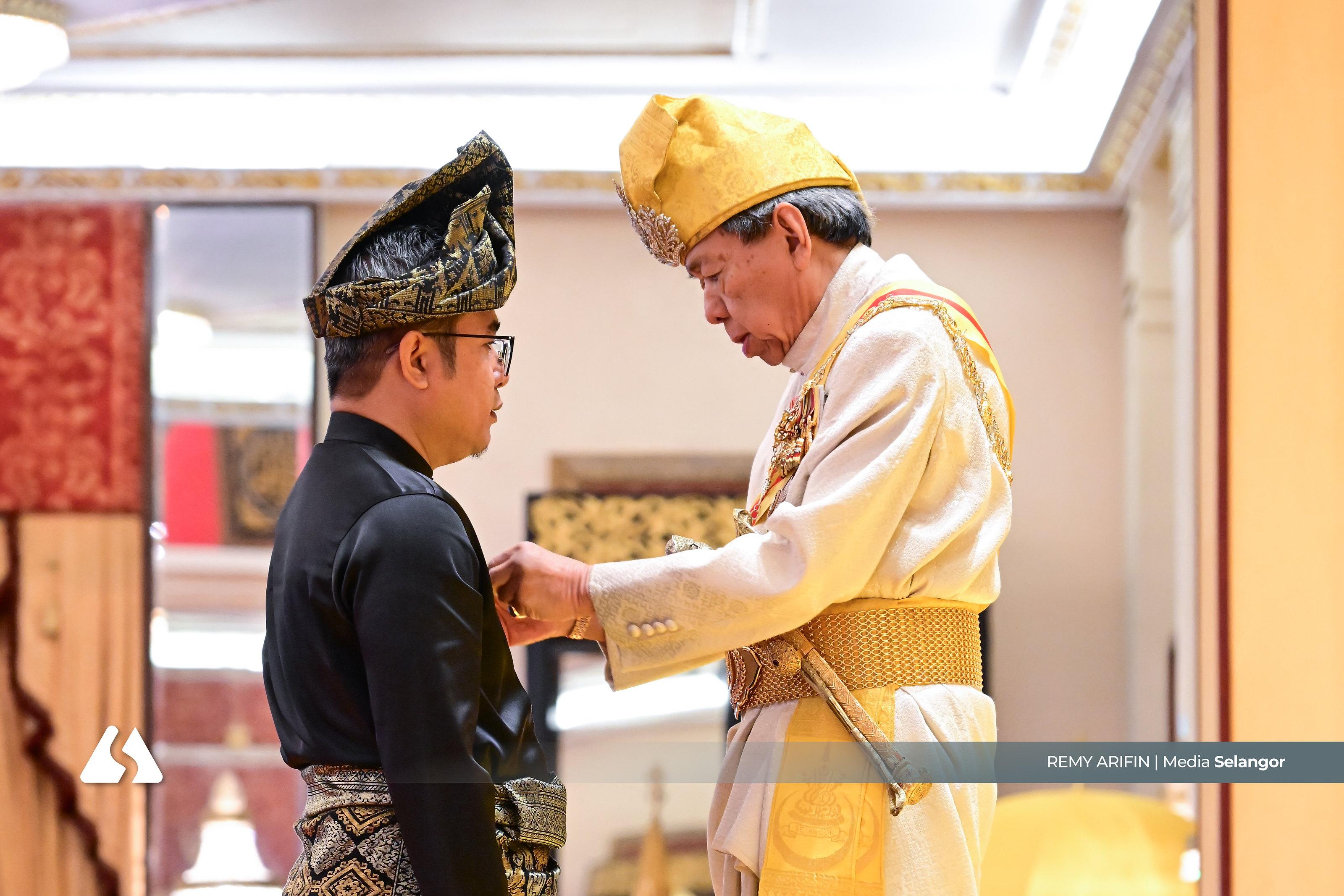 Baginda berkenan menyempurnakan Istiadat Penganugerahan Darjah dan Bintang Kebesaran Negeri Selangor di Balairung Seri, Istana Alam Shah